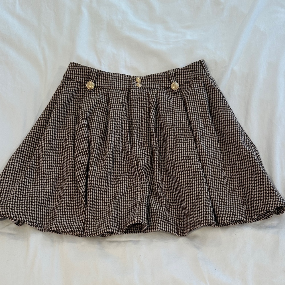 Stylish Houndstooth Skirt with Gold Buttons - Picture 2 of 5